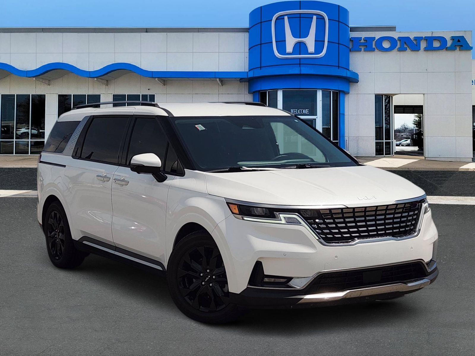 2024 Kia Sedona SX's photo